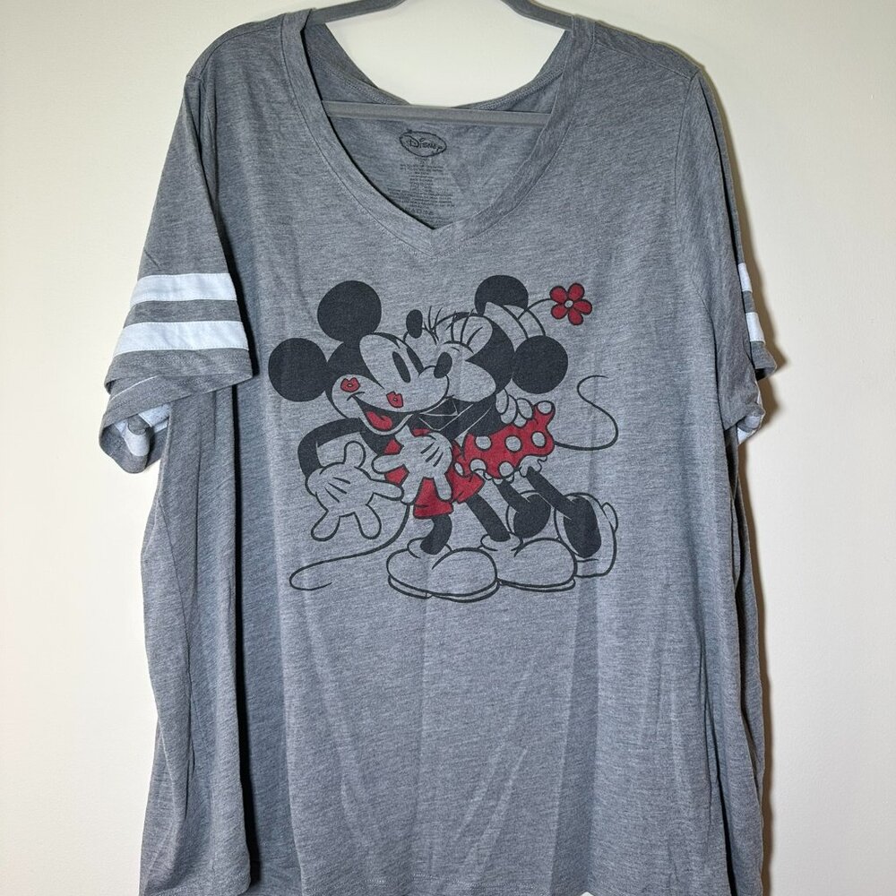 3X TORRID X DISNEY V-Neck Mickey and Minnie Kiss Grey Tee